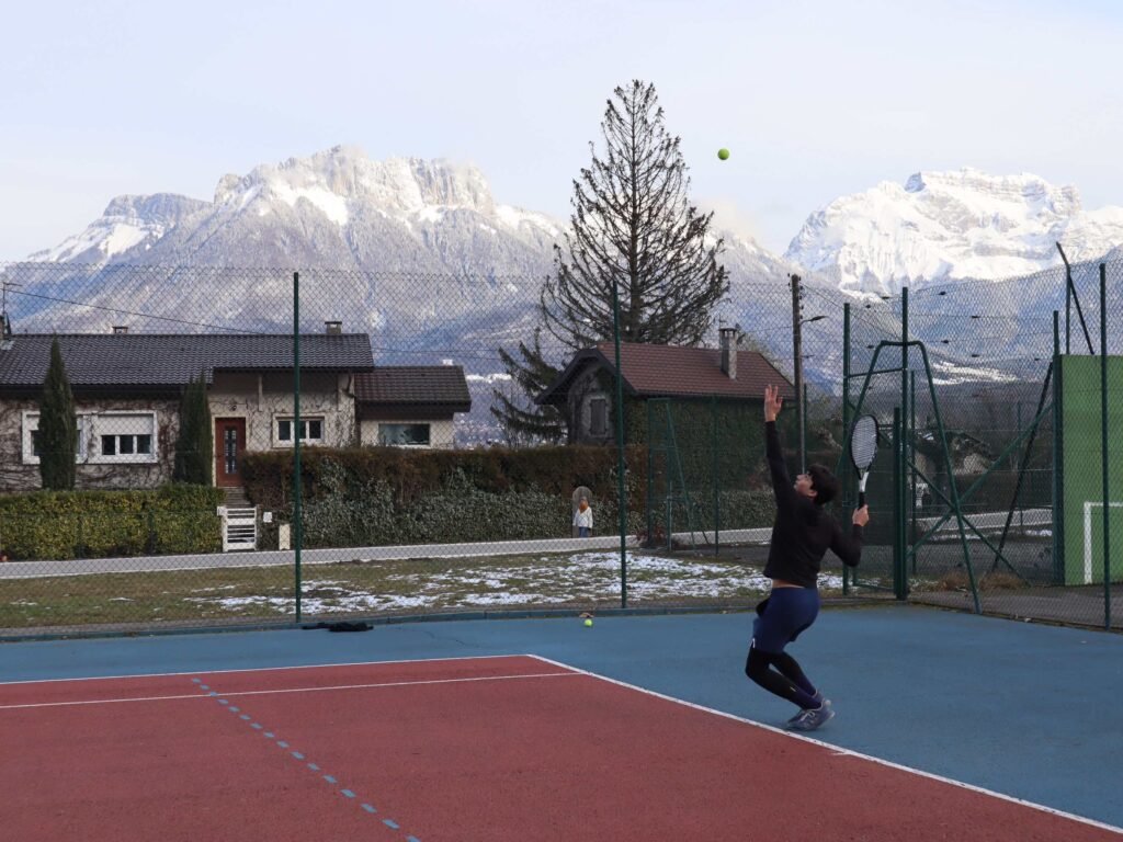 Ronan tennis serve in Annecy 